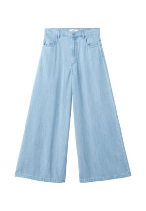 Pantalones de mezclilla azul claro de talle alto y pierna ancha con bolsillos delanteros, trabillas para cinturón, cierre con botón y cremallera.