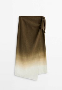 Écharpe dégradée marron et beige en tissu léger. Présente un design noué sur un côté, avec une finition texturée.