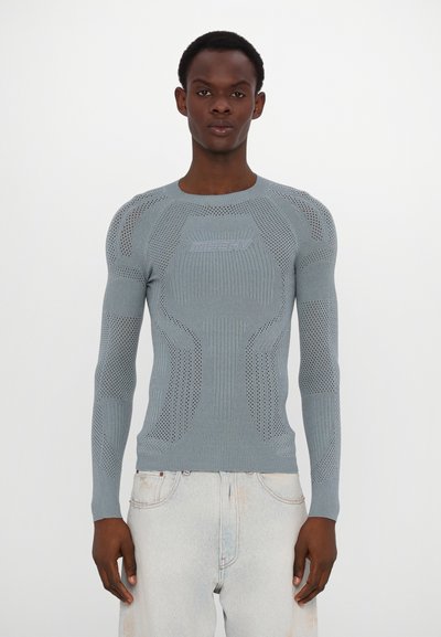 Lichtblauw gebreid langemouwen top met textuurpatronen en ademende delen, voorzien van een ronde halslijn en een getailleerd ontwerp.