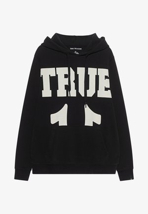 Zwarte hoodie met grote witte "TRUE 11" tekst aan de voorkant, met een kangoeroezak en trekkoorden aan de capuchon.