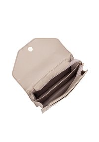 Portafoglio in pelle color beige chiaro con forma ottagonale, caratterizzato da una texture liscia, numerosi scomparti e una tasca con zip. Con accessori in oro.