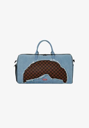 Borsa duffel in denim con bordi sfrangiati; presenta un ampio motivo a quadri marroni sul davanti e dettagli neri, doppi manici superiori.