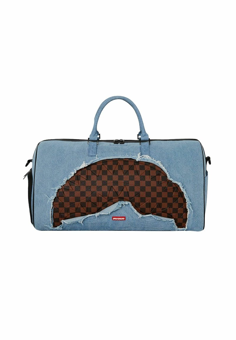 Borsa duffel in denim con bordi sfrangiati; presenta un ampio motivo a quadri marroni sul davanti e dettagli neri, doppi manici superiori.