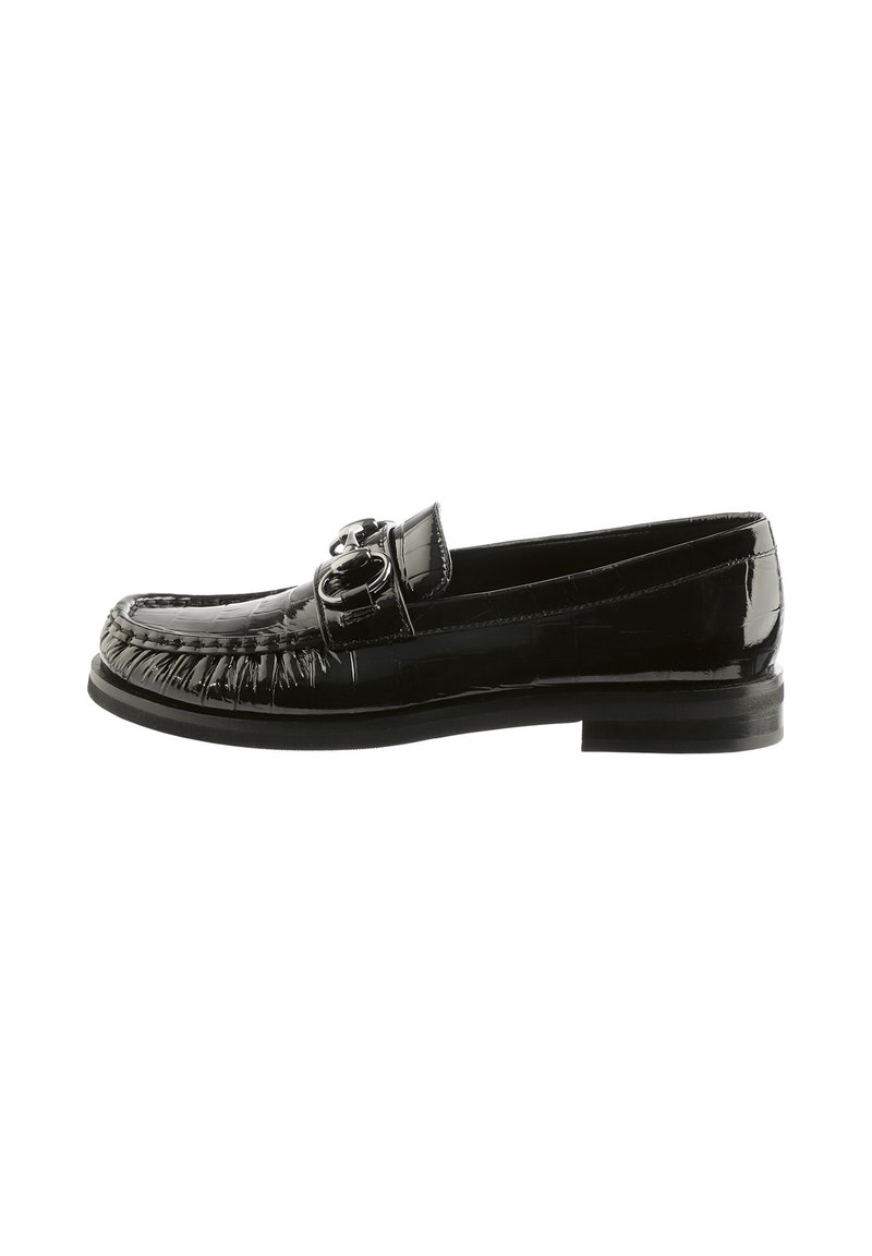 Mocassin en cuir verni noir avec une finition texturée, accent de quincaillerie décorative et semelle en caoutchouc plate. Design classique et à faible profil.