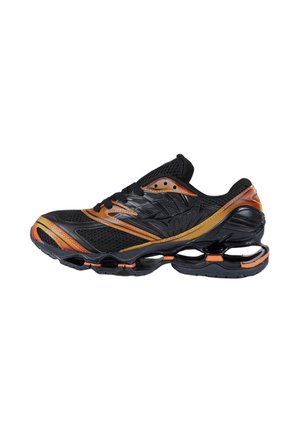 Zapatilla deportiva negra y naranja con parte superior de malla, cierre de cordones y diseño único de entresuela hueca para amortiguación y soporte.