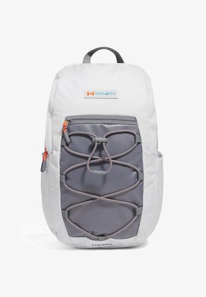 Witte rugzak met een grijze voorkant zak met een bungeekoordontwerp, oranje accenten en een handgreep bovenaan. Geweven stoffen oppervlak.