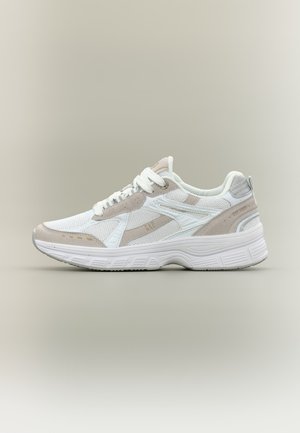 Witte en beige sportieve sneaker met mesh- en suède panelen, witte veters, gewatteerde kraag en dikke, gestructureerde zool op een neutrale achtergrond.