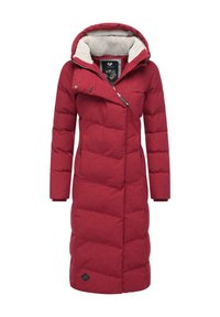 Giacca a vento rossa con cappuccio, dotata di un design trapuntato, superficie liscia e colletto foderato in sherpa. Include dettagli con zip frontale e tasche.