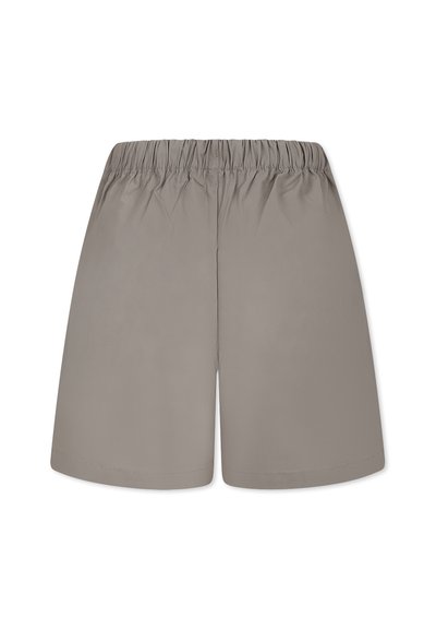 Pantaloni corti grigi realizzati in tessuto leggero con una vita elastica. Design semplice senza motivi visibili o dettagli hardware.