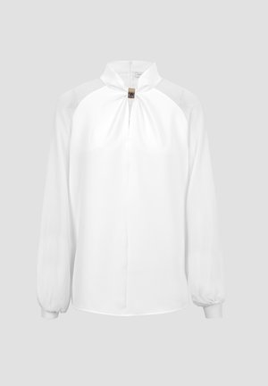 Hvid langærmet bluse med høj, rynket halsudskæring og lille guldlåsdetalje foran i midten.