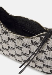 Borsa a pochette con zip realizzata in tela, caratterizzata da un motivo ripetuto del logo nero "MK" su uno sfondo chiaro. Fodera in tessuto nero con dettagli del logo.