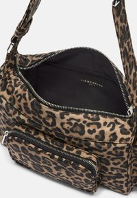 Borsa a spalla in stampa leopardo realizzata in tessuto morbido con dettagli neri, dotata di un ampio scomparto principale con zip e una tasca frontale più piccola con zip.