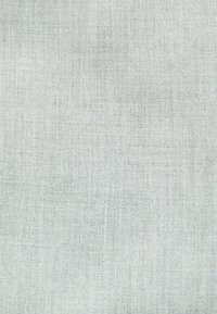 Tejido de color gris claro con una superficie lisa y ligeramente texturizada, y un patrón de tejido sutil y uniforme. Apto para tapicería o vestimenta.