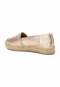 Espadrille de color rosa dorado metálico con puntera redondeada, suela de yute trenzada y detalles cosidos en el borde. Diseño plano y sin cordones.