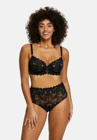 Set di bralette in pizzo nero e culotte a vita alta con motivi floreali, bordi scallop, spalline regolabili e dettagli intricati.