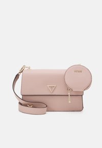 Różowa torebka crossbody o wyraźnej konstrukcji, z złotym akcentem logo, gładką fakturą i odpinanym okrągłym etui na monety.