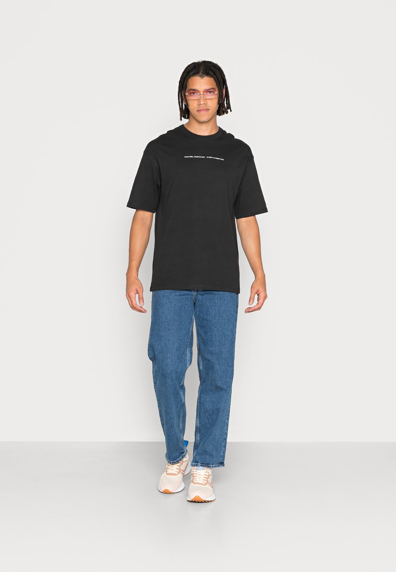 Herren T-Shirts basic | Jack & Jones JCOSURGE TEE CREWNECK T-Shirt print black/schwarz - ZZ94665 Herren T-Shirts basic | Jack & Jones JCOSURGE TEE CREWNECK T-Shirt print black/schwarz - ZZ94665