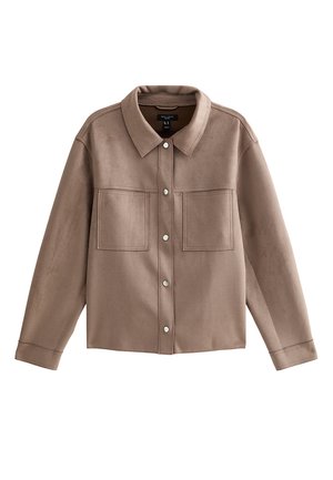 Veste marron à boutons avec col, manches longues et deux grandes poches sur la poitrine, fabriquée en tissu doux semblable au daim.