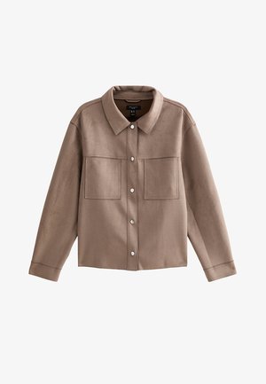 Veste marron à boutons avec col, manches longues et deux grandes poches sur la poitrine, fabriquée en tissu doux semblable au daim.