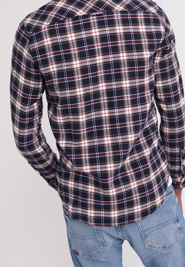 Camicia a quadri blu navy con maniche lunghe, caratterizzata da motivi a scacchi rossi e bianchi. Realizzata in tessuto dalla texture liscia.