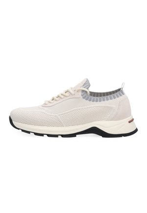 Chaussure de sport beige clair avec tige en maille tricotée, fermeture à lacets à l'avant, col rembourré et semelle épaisse noire et blanche, vue de profil.