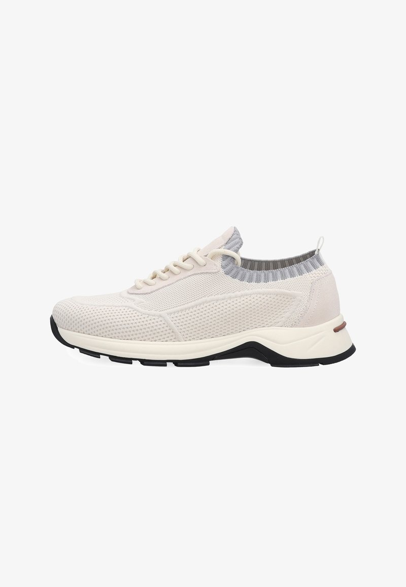 Hellbeiger Sportschuh mit gestricktem Mesh-Obermaterial, Schnürverschluss, gepolstertem Kragen und dicker schwarz-weißer Sohle, seitlich dargestellt.