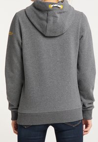 Grå hoodie i mjukt tyg, med en dragsko huva med gula accenter, ribbade ärmslut och en figurnära nederkant.