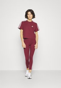 adidas Sportswear ESSENTIALS 3 STRIPES SINGLE CROPPED - Potiskana majica - shadow red/white