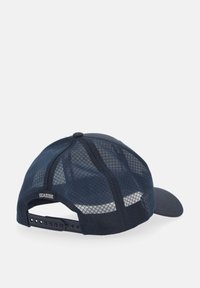 Marine kasket med mesh ryg og solid front. Har en buet skygge og en justerbar rem. "SEASIDE" label bagpå.
