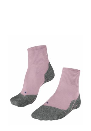 Calzini sportivi rosa chiaro con caviglia a coste, sezione del tallone e delle dita grigia e cuciture a contrasto. Materiale in misto poliestere.