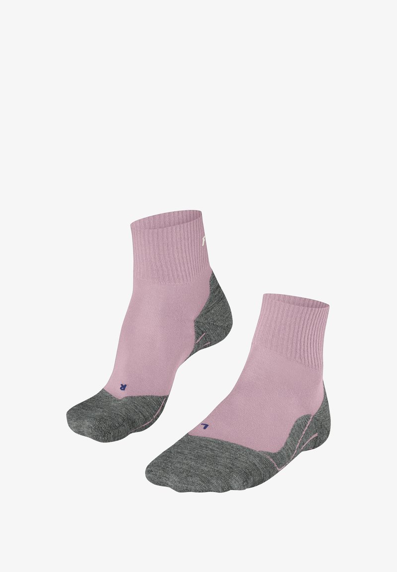 Calzini sportivi rosa chiaro con caviglia a coste, sezione del tallone e delle dita grigia e cuciture a contrasto. Materiale in misto poliestere.