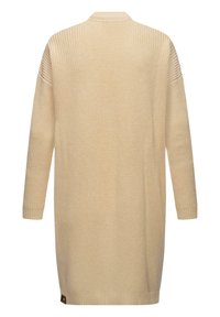 Stickad cardigan i ljusbeige, med en lång silhuett, ribbade ärmslut och nederkant, samt ett strukturerat stickat mönster över hela. Bakvy visas.