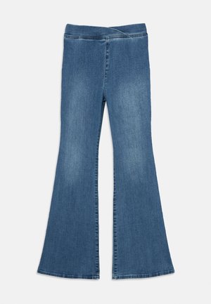 Jeans flare em denim azul com cintura média. Apresentam uma textura lisa, desvanecimento sutil e uma abertura larga na parte inferior.