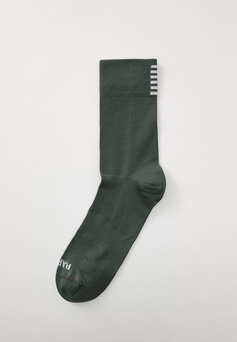 Grönt ankelsocka tillverkat av texturerad tyg med ribbat mudd. Har en enhetlig design och randiga detaljer upptill.