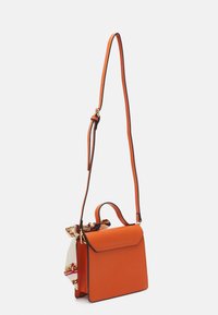 Sac à main en cuir orange de forme rectangulaire, doté d'une poignée supérieure, d'une bandoulière réglable et d'un foulard décoratif.