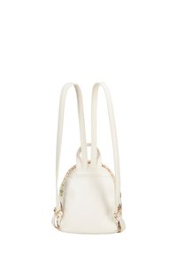 Mochila de piel blanca con acentos de tela estampada, doble tirantes, forma redondeada y hardware decorativo en el lateral.