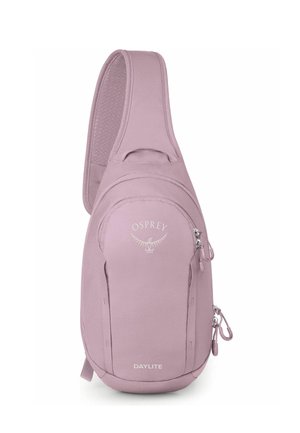 Hellvioletter Osprey Daylite Sling-Rucksack mit gepolstertem Einzelschultergurt und mehreren Reißverschlussfächern.