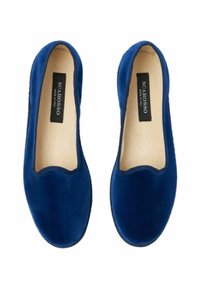 Niebieskie welurowe buty wsuwane o gładkiej fakturze, zaokrąglonym nosku i minimalistycznym wzornictwie. Zawierają czarną metkę na wkładce "Scarosso Made in Italy".