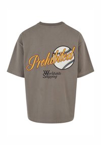Camiseta de algodón gris con un audaz texto en naranja "Prohibido" y un gráfico de béisbol en blanco y negro en la parte posterior. Manga corta, corte relajado.