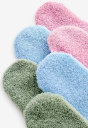 Färgglada filtsulor i rosa, blå och gröna nyanser, med mjukt, texturerat material och rundade former.