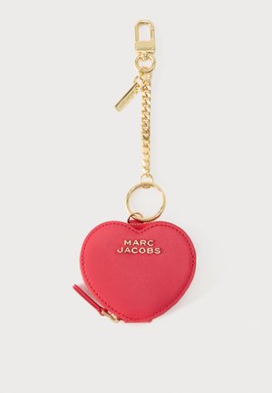 Piros, szív alakú bőr kulcstartó arany cipzárral, arany lánccal és kapoccsal, „MARC JACOBS” arany betűkkel.