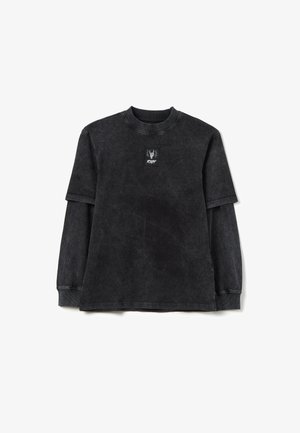 Schwarzes Langarmshirt in einem ausgebleichten Finish, mit einem Rundhalsausschnitt, kurzen Ärmelüberzügen und einem kleinen Grafik-Patch auf der Brust.