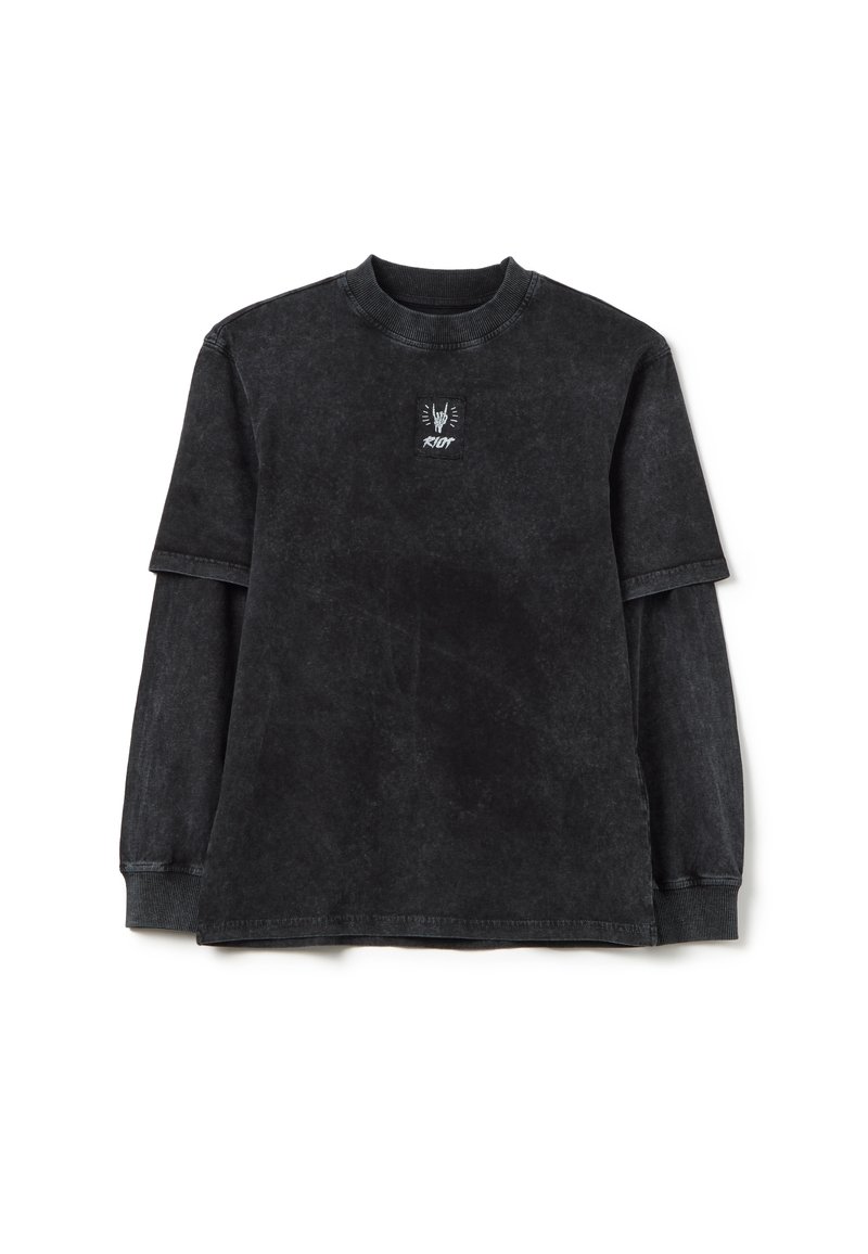 Schwarzes Langarmshirt in einem ausgebleichten Finish, mit einem Rundhalsausschnitt, kurzen Ärmelüberzügen und einem kleinen Grafik-Patch auf der Brust.