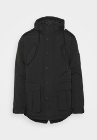 Parka noire isolée avec une capuche, boutons-pression, plusieurs poches avant et cordons de serrage réglables au niveau du col et de la taille. Texture lisse.