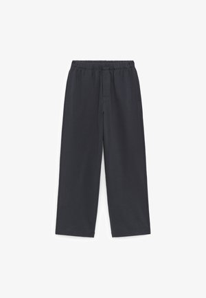 Pantaloni neri con vita elastica e gambe dritte, caratterizzati da un tessuto liscio e un dettaglio con patta frontale.