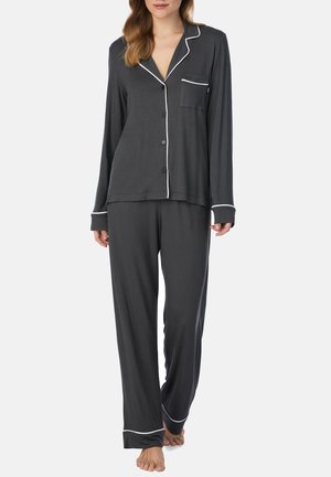 Ensemble de pyjama gris foncé comprenant un haut à manches longues et un pantalon, avec un passepoil blanc le long du col, des poignets et de l'ourlet. Fermeture à boutons avec une poche sur la poitrine.