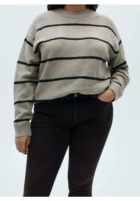 Suéter gris con rayas negras horizontales, textura de punto. Combinado con jeans oscuros, exhibido sobre un fondo claro.