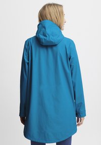 Waterafstotende, gebreide jas in felblauw, met een rechte snit, lange mouwen en een gladde textuur. De achterkant toont de stikseldetails.