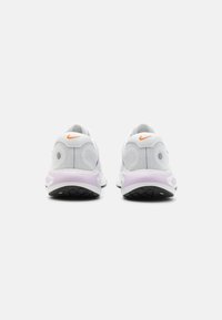 Nike Performance JOURNEY RUN - Tenisice za cestovno trčanje - summit white/black/barely grape/violet mist/bright mandarin