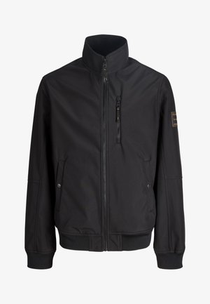 Črna lahka jakna z visokim ovratnikom, z zadrgo spredaj, dvema stranskima žepoma z gumbi in žepom na prsih z zadrgo.